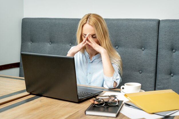 Müde Geschäftsfrau im Büro.