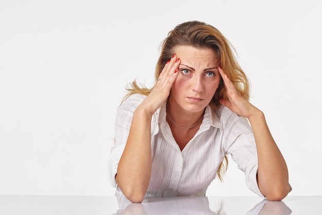 Müde Geschäftsfrau mit Kopfschmerzen