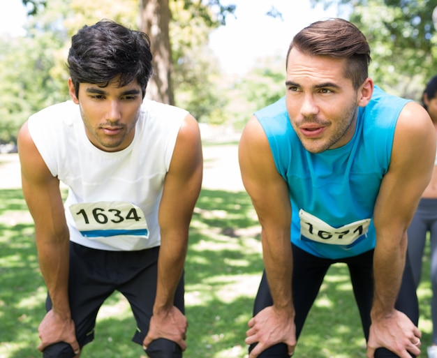 Müde Marathonläufer im Park