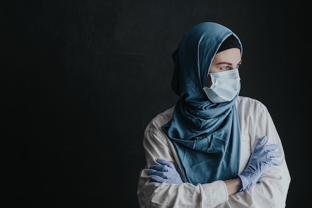 Müde Ärztin, Ärztin, muslimische Frau im Hijab, nachdem sie eine große Anzahl von Patienten aufgrund einer Coronavirus-Epidemie eingenommen hatte