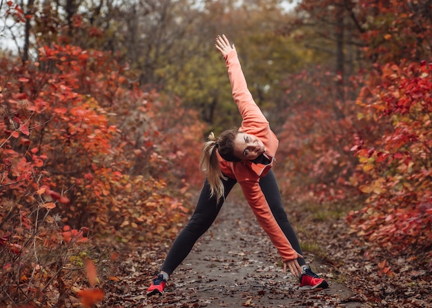 Müde Sportfrau in Sportbekleidung im Herbstwald