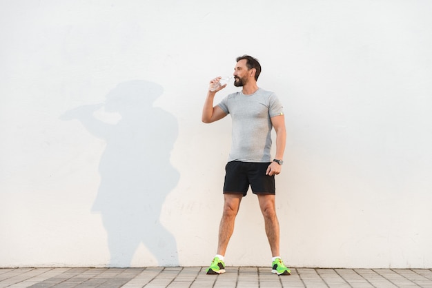 Müde Sportler Trinkwasser