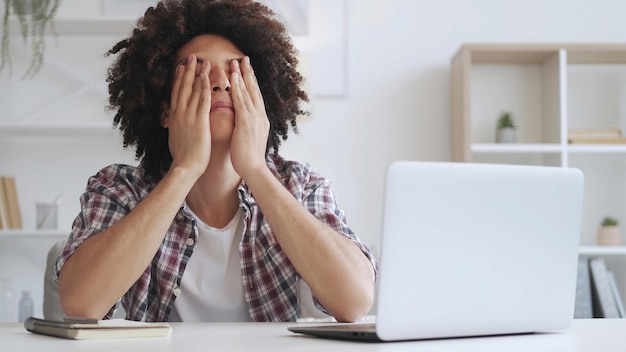 Müde Studenten Augenermüdung Computerpause