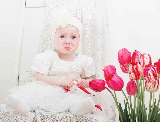 Müde weinendes Baby drinnen