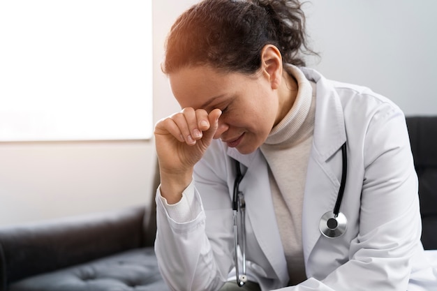 Foto müder arzt nach langem arbeitstag