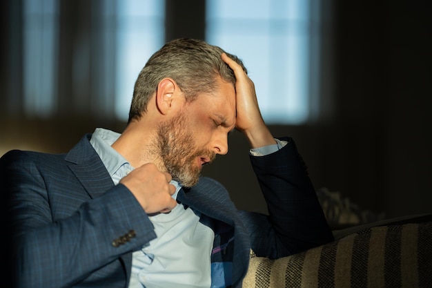 Müder Mann fühlt Schmerzen Kopf Nahaufnahme Porträt eines gestressten Mannes leidet unter Kopfschmerzen im Büro gestresst j