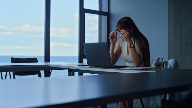 Müder Mitarbeiter, der im Büro die Brille abnimmt Erfolgreicher Manager überarbeitet