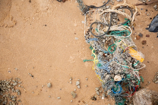 Müll am Strand Meeresmüll entsorgt