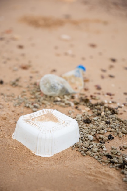 Müll am Strand Meeresmüll entsorgt