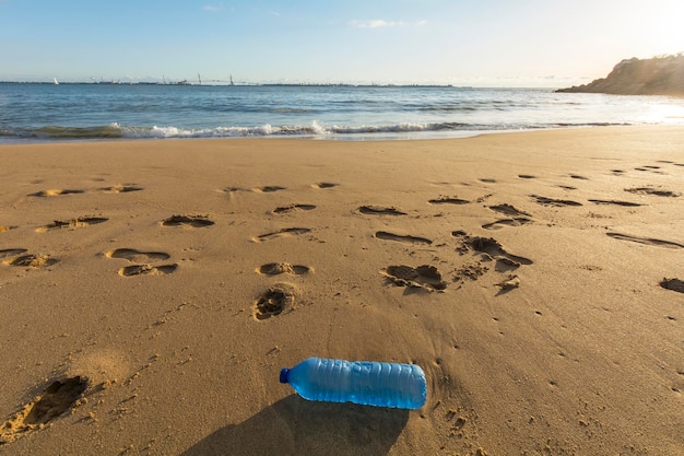 Müll auf dem Müll der Strandverschmutzung