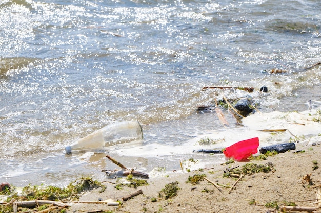 Müll, der von Wellen ausgeworfen wird, verschmutzt die Umwelt menschlicher Aktivitäten