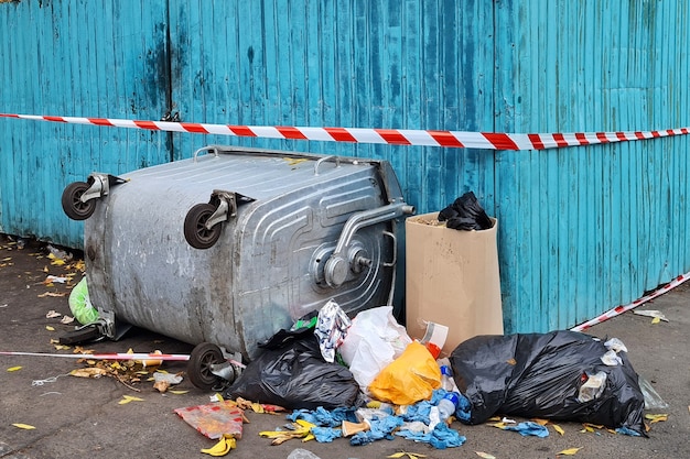 Müll in überladenen umgekehrten Mülltonnen auf der Stadtstraße.