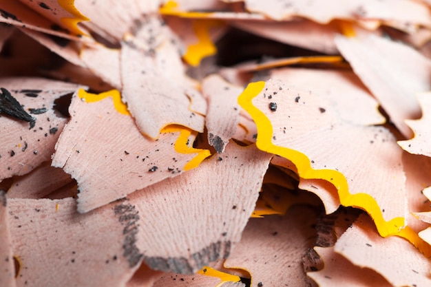 Müll nach dem Vorbereiten und Anspitzen von Bleistiften in schwarzer Farbe