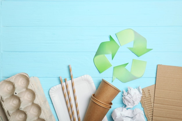 Foto müll- und recycling-schild auf einer farbigen hintergrund-draufsicht