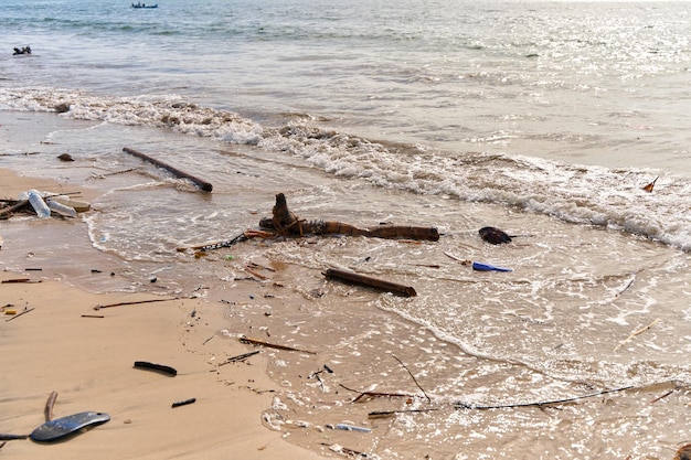 Müllberge am Sandstrand nach Ebbe Die Menschheit verschmutzt den Ozean