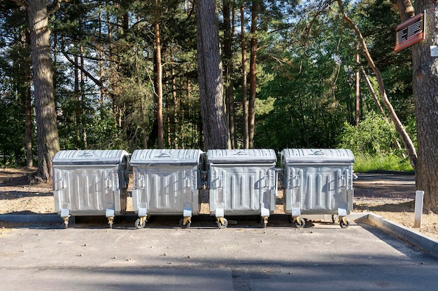 Müllcontainer auf dem Gelände im Stadtpark