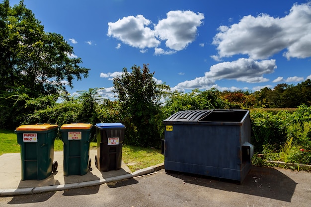 Müllcontainer sind voll mit Müll