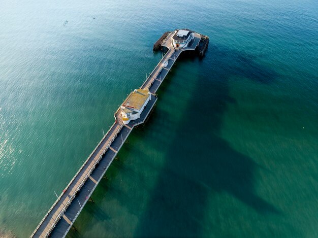 Un muelle al amanecer, tomado desde el aire