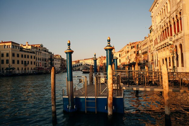 el muelle al atardecer en Venecia, Italia, mayo de 2023