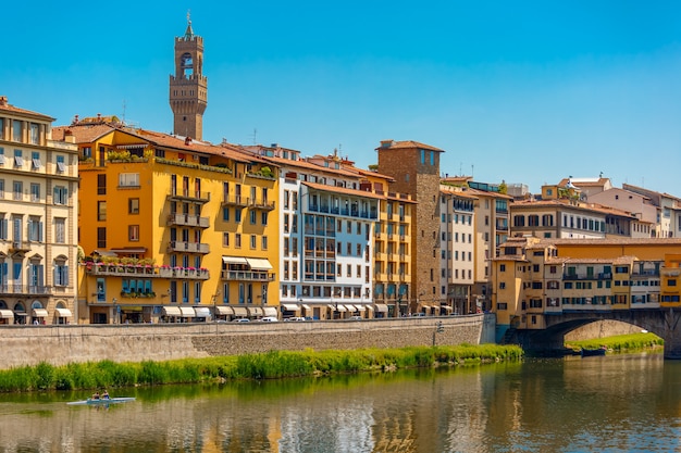 Muelle de Arno con la torre Arnolfo en Florencia, Italia.