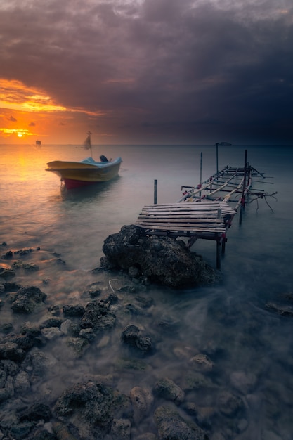 Muelle artesanal en la isla de Maafushi en el atolón de Kaafu, en Maldivas.