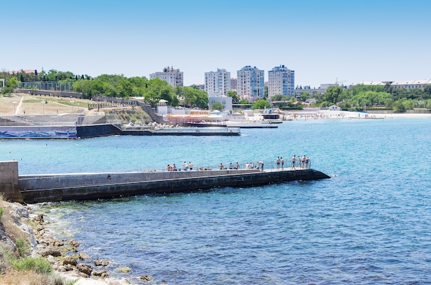 Muelle en la bahía de la ciudad del mar