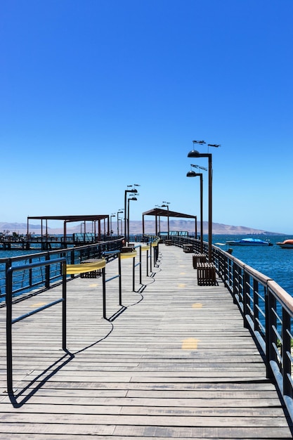 Muelle en la bahía del océano