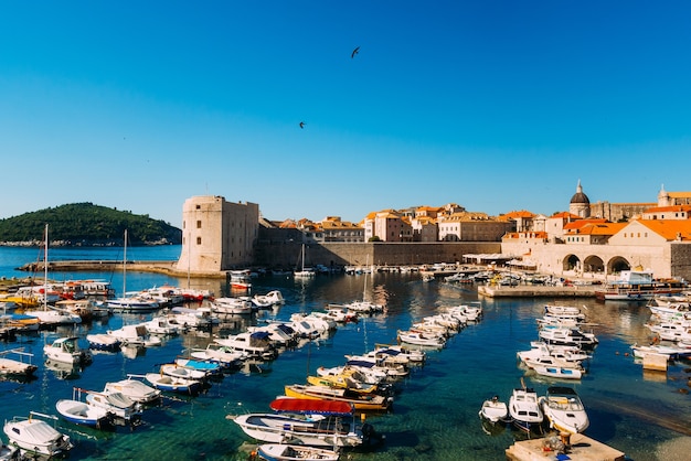 El muelle de barcos cerca de la ciudad vieja de dubrovnik croacia