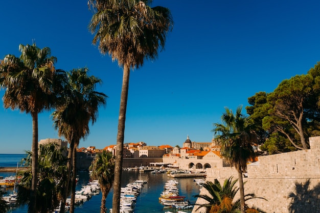 El muelle de barcos cerca de la ciudad vieja de dubrovnik croacia