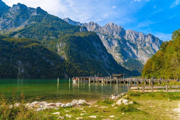 Muelle con barcos cerca del lago Koenigssee Konigsee Parque Nacional Berchtesgaden Baviera Alemania