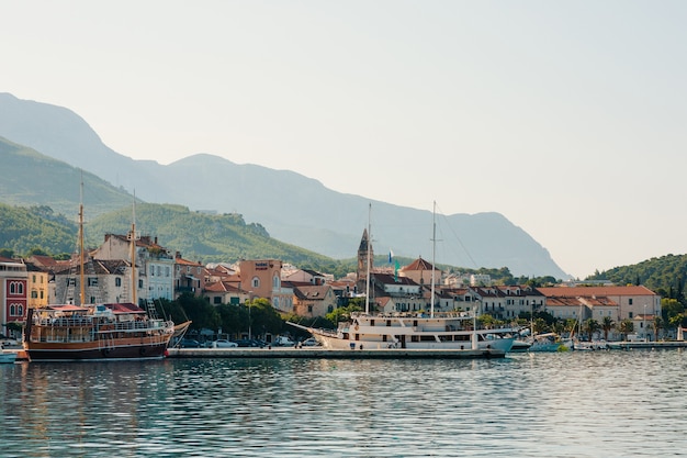 Muelle de barcos de la ciudad de makarska