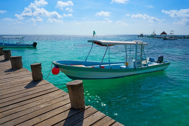 Muelle y barcos de madera de la Riviera Maya.