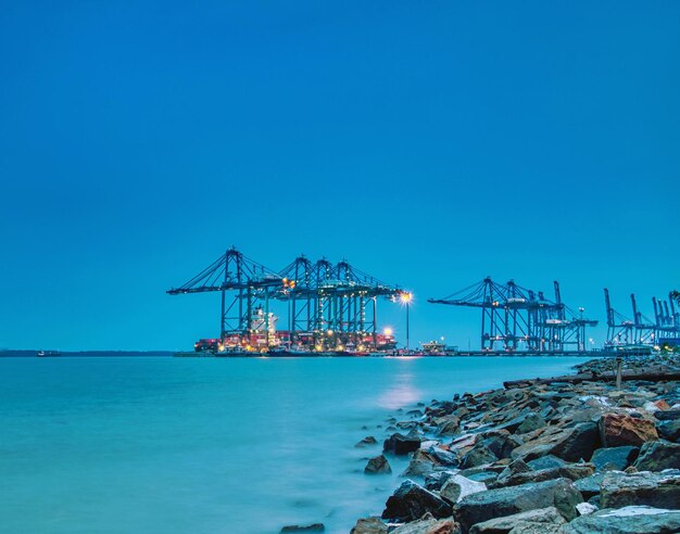 Foto muelle comercial por el mar contra el cielo azul claro