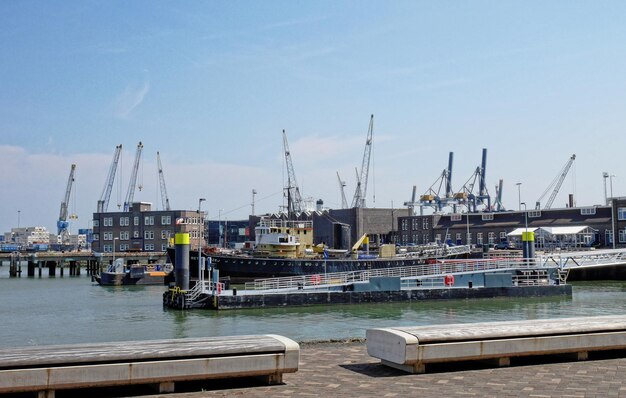 Foto muelle comercial en el puerto