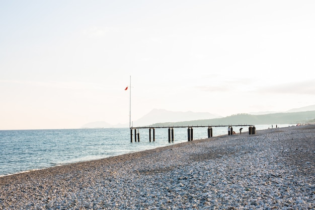 Muelle y costa de piedra de mar