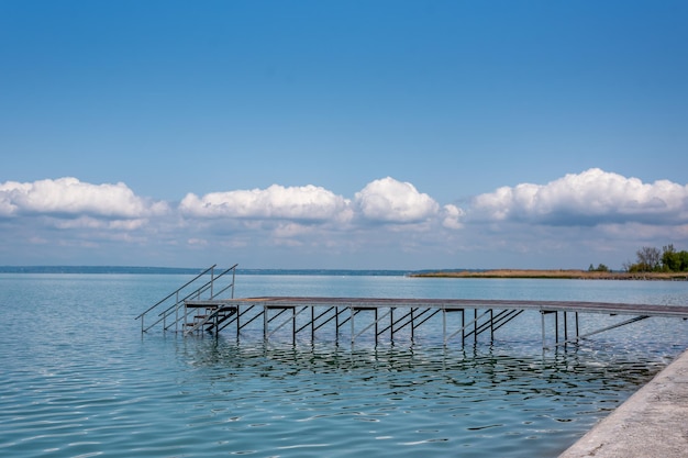 Un muelle con una escalera que conduce al agua.