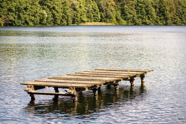 Un muelle está en medio de un lago.