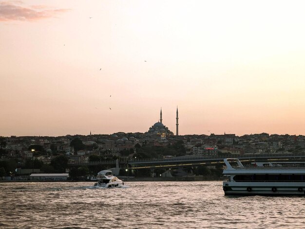 El muelle de Estambul al atardecer