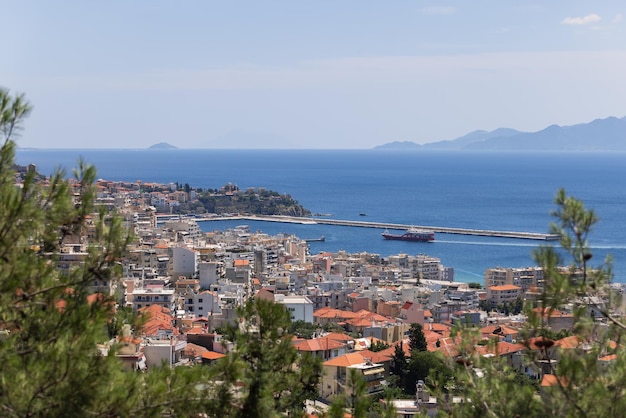 El muelle de ferries de la histórica ciudad de Kavala recibe ferries de todas partes de la costa de Grecia