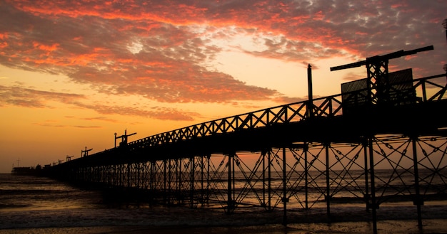 Muelle con fondo puesta de sol