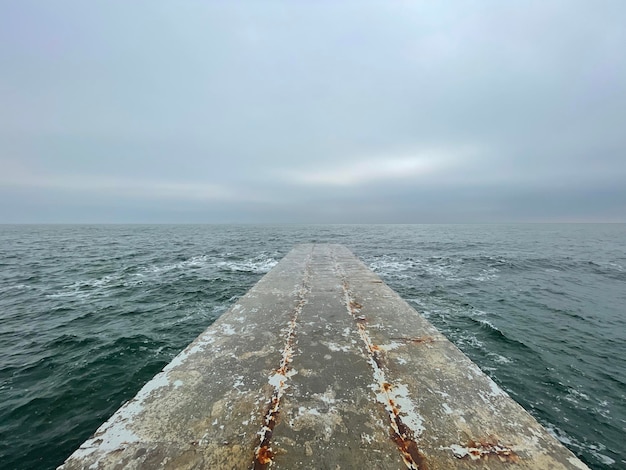 Muelle de hormigón gris en agua de mar