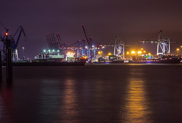 Foto muelle iluminado por la noche