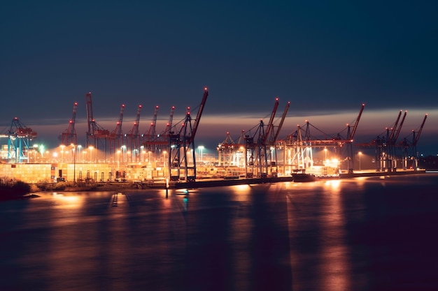 Foto muelle iluminado en el puerto contra el cielo