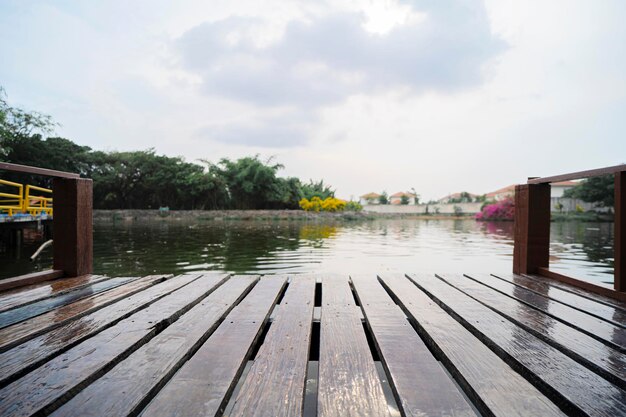 Muelle del lago al atardecer con colinas al fondo