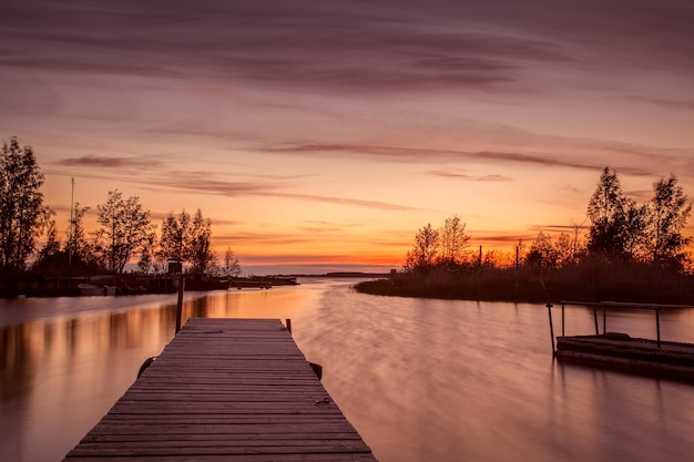 El muelle en el lago al atardecer