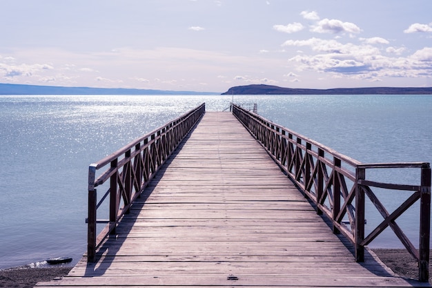 Muelle en el lago en un hermoso día en El Calafate Argentina