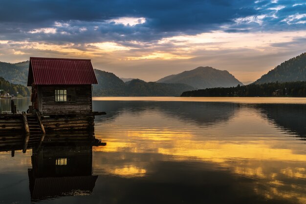 Muelle del lago con un muelle de madera al amanecer. Lago Teletskoye, Artybash Village, República de Altai, Rusia