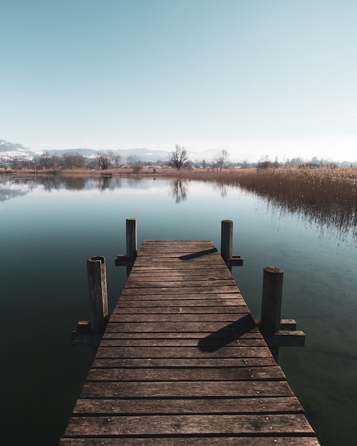 Un muelle del lago durante la temporada baja en Suiza. Aguas tranquilas y reflejos.