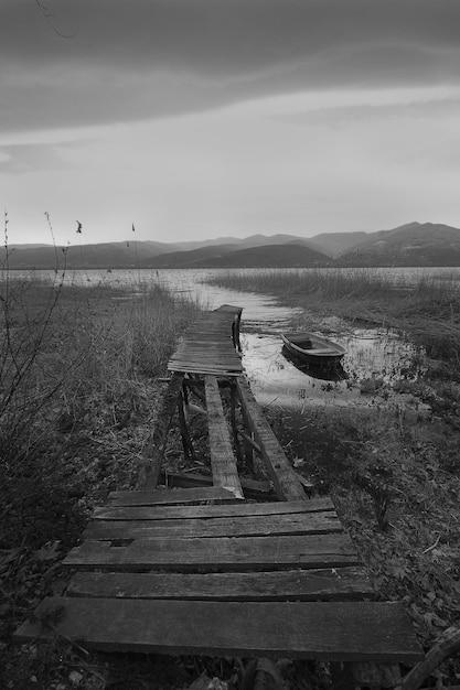 un muelle en el lago