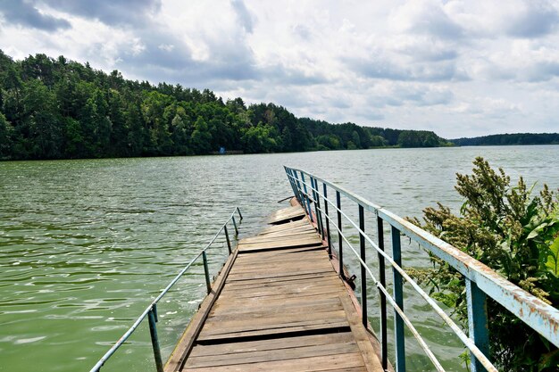 el muelle en el lago